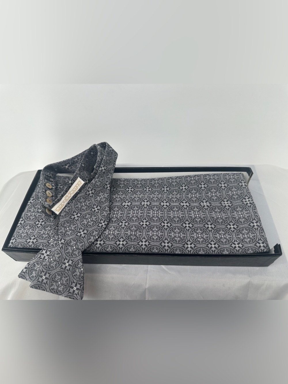 Carrot & Gibbs Men Silver gray paisley ornate Silk Cummerbund and Bow Tie Set